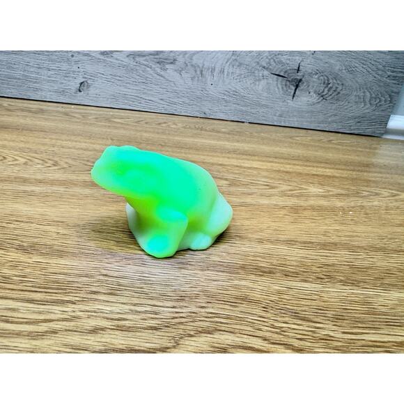 Vintage Fenton Vaseline/Uranium Glass Frog Figurine Glows Under UV Light 4” - Picture 1 of 8